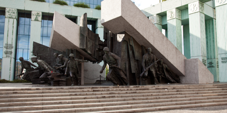 Powstanie Styczniowe: Przyczyny, Przebieg i Długofalowe Skutki - Historia Powstanie Styczniowe: Przyczyny są jednoznacze o czym przypomina pomnik