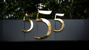 Liczby 555 stojące w jednym rzędzie na czarnym tle