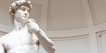 Rzeźby Michała Anioła przedstawiają muskularnych mężczyzn