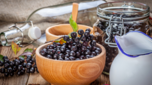 Owoce z aroni przygotowane w miseczce do zrobienia soku