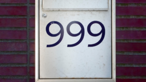 Trzy 999 na skrzynce na listy